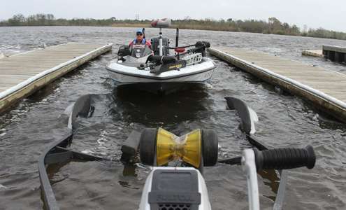 <p>Mark Davis lines up his boat to load it on the trailer.</p>
