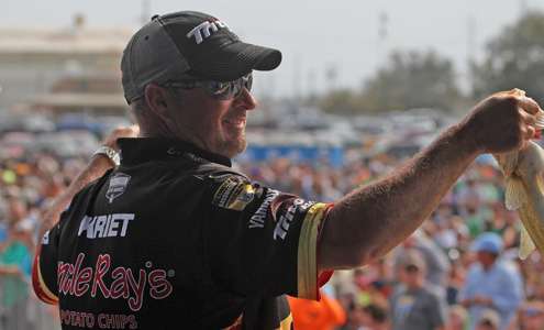<p>Jeff Kriet turns and smiles at Dave Mercer after showing the crowd his fish.</p>
