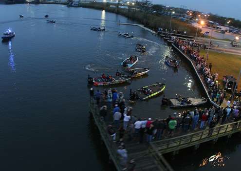 <p> </p>
<p>The final 12 anglers move away from the dock to start the final.</p>
