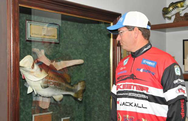 <p>Pace admires the replica mount of Mark Tyler's 14-pound, 9-ounce bass. It remains the largest bass weighed in during B.A.S.S. competition.</p>
