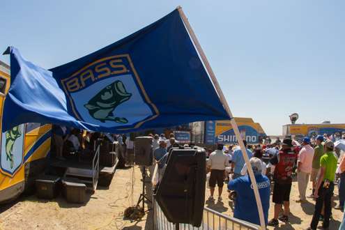 <p>Fans endure the high wind gusts to watch the weigh-in.</p>
