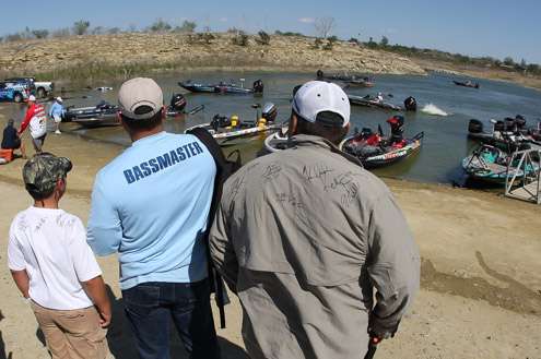 <p>Bassmaster fans are here getting photos, autographs and enjoying all the activities on a warm Day Three.</p>
