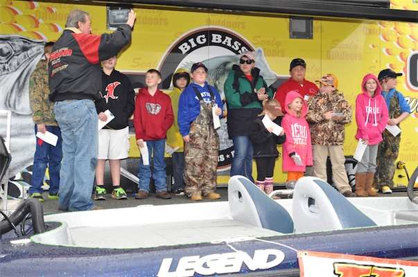 <p>Bob Sealy with Little Anglers Winners.</p>
