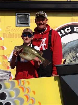 <p>Blake Douglas with a 8.49-pounder to win the 9-10 hour on Sunday.</p>
