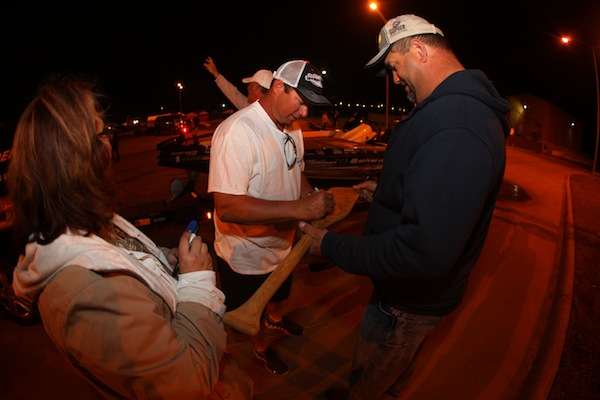 <p> </p>
<p>Bobby Lane takes the time to sign a few autographs. Heâll start the day in 12th. </p>
