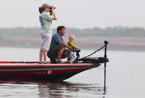 <p>A family enjoyed watching the Elite Series anglers fish Lake Falcon. </p>
