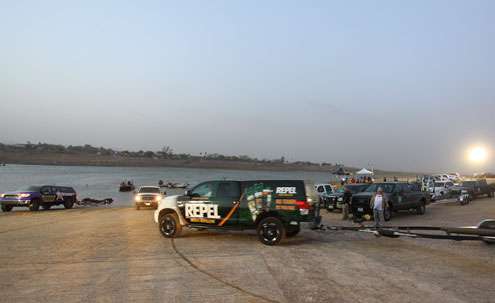 <p>Anglers begin to load their boats and call it an early day. </p>
