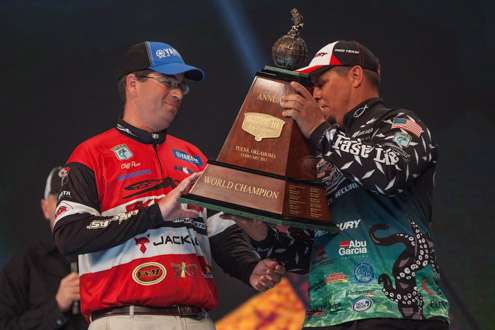 <p>The 2012 Classic Champion Chris Lane has the honors to hand off the 2013 hardware to the 2013 Classic Champion Cliff Pace.</p>
