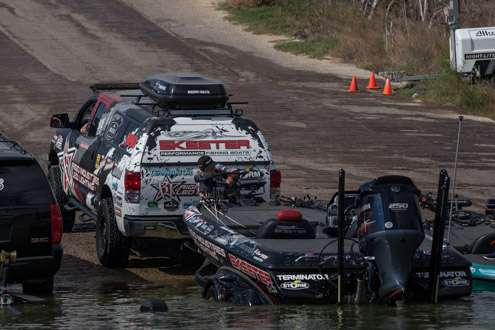 <p>Palaniuk hooks up his Rigid Industries Skeeter after he hit the scales.</p>
