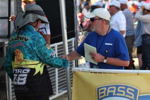 <p>Rick Clunn and Steve Wright greet each other. He is at 24th, 45-5 after Day Two.</p>
