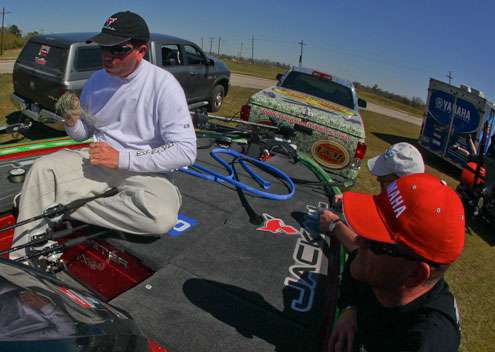 <p>2013 Bassmaster Classic champion Cliff Pace took time to spool line on his reels before the anglers' meeting. </p>
