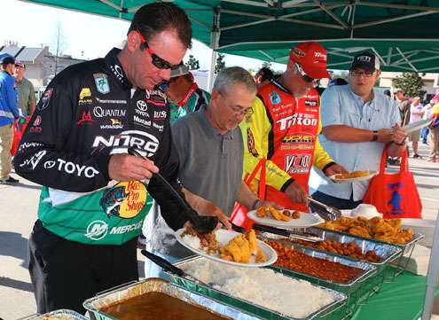 <p>Kevin VanDam and Boyd Duckett, along with their Day One Marshals, fill their plates. </p>
