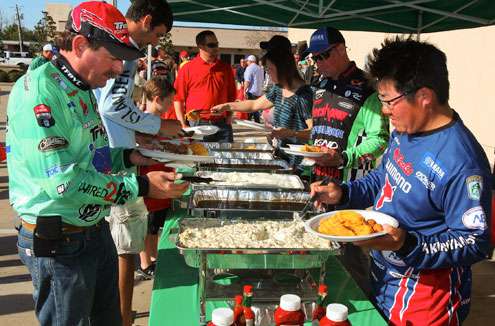 <p>Anglers and Marshals line up for fried fish and traditional Gulf Coast food. </p>
