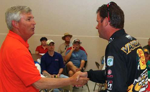 <p>Kevin VanDam greets his Day One Marshal, Mike Gilbert.</p>
