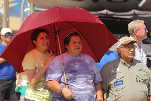 <p>Umbrellas provide good shade on sunny weigh-in days.</p>
