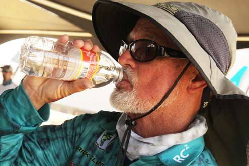 <p>Rick Clunn was first one in the line, drinking some water in the hot Texas weather.</p>
