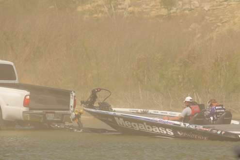 <p>As Aaron Martens puts his boat on his trailer, a sandstorm comes in</p>
