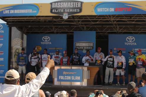 <p>Thumbs up for the final 12 anglers!</p>
