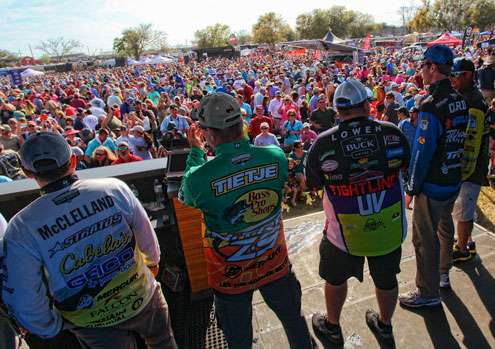 <p>The top 12 anglers to make the cut and go on to fish Sunday assemble and take in the huge crowd in Orange, Texas. The pros have been amazed and excited about the crowds and the hospitality at the Sabine River Challenge.</p>
