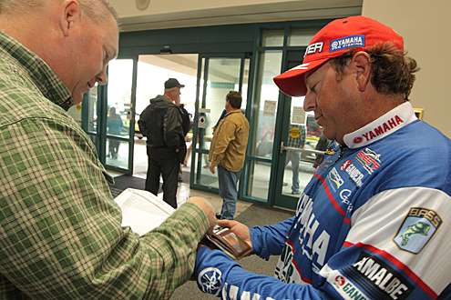 <p>B.A.S.S. Senior Manager Jon Stewart checks Dean Rojas' fishing licenses.</p>
