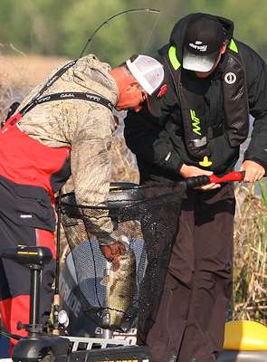 <p> </p> <p>Wendlandt and his co-anglers look into the net to get a closer look at the fish. </p> 