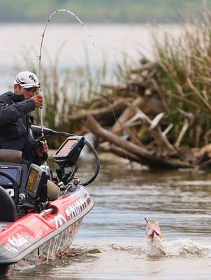 <p> </p> <p>Iaconelli gains leverage with his rod and pulls the fish upward. </p> 