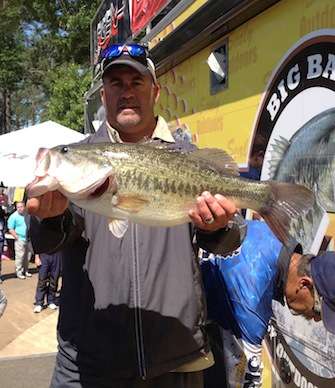 <p>A Big Bass Splash angler weighs in a nice fish.</p>
