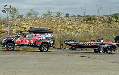 <p>Mike Iaconelli's Tundra/BassCat rig is pulled out of the lake by his wife, Becky.</p>
