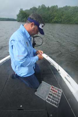 <p>9:48 a.m. Hall ties up a Carolina rig, which heâll use to probe main-lake points.</p>
