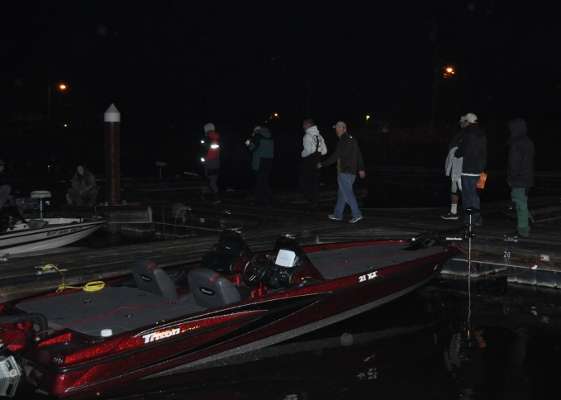 <p> </p>
<p>Contenders make their way to their boats.</p>
