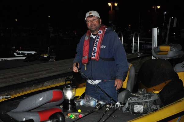 <p>Kevin Gray of Oregon gets his tackle together.</p>
