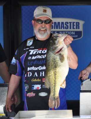 <p>Denton Crofts with the current Carhartt Big Bass of the Tournament leader, a 10-9.</p>
