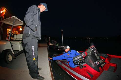 <p> </p>
<p>Second-place angler David Mullins talks with B.A.S.S. Tournament Manager Chris Bowes.</p>
