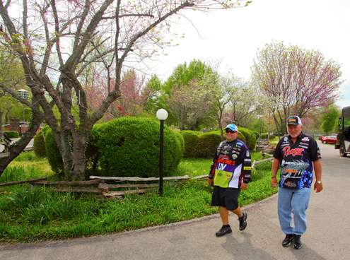 <p>Bill Lowen and Tommy Biffle walked together to the anglers briefing. </p>
