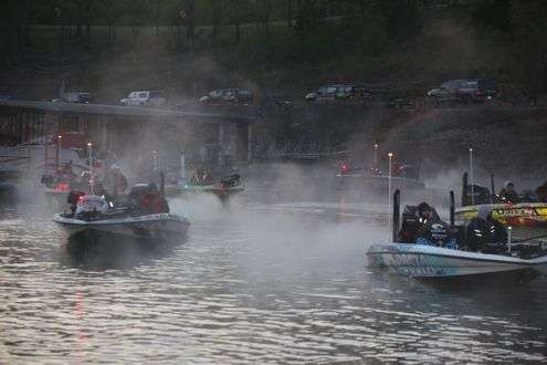 <p>Outboard motors added to the fog of Saturday's start at Bull Shoals as the warm exhaust from the engines met with the 30-degree air temperatures. </p>
