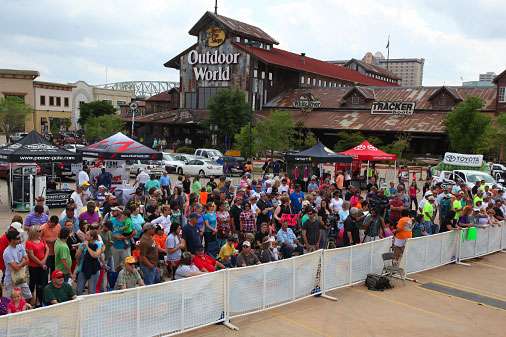 <p> </p> <p>A large crowd gathers for the final weigh-in at Bass Pro Shops in Shreveport.</p> 