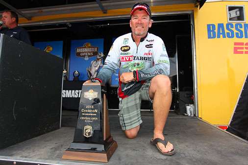 <p>Stephen Browning, 2013 Bass Pro Shops Central Open #1 winner with 40 pounds, 10 ounces.</p>
