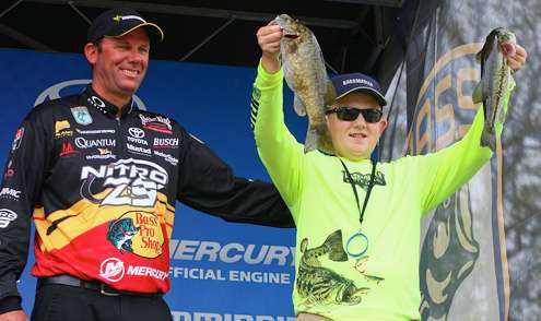 <p>Kevin VanDam (38th, 23-6), pictured with Blake Bennett of the High School Elite Experience.</p>
