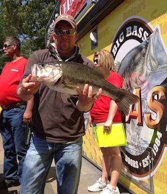 Kevin Burks weighs in a 7.35-pound bass.