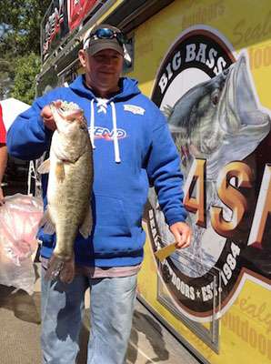 Rodney Sammons weighs in a 7.61-pound bass.