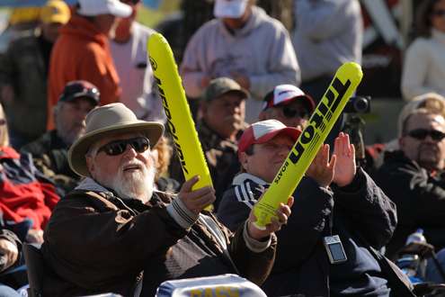 <p>A fan cheers for the anglers.</p>
