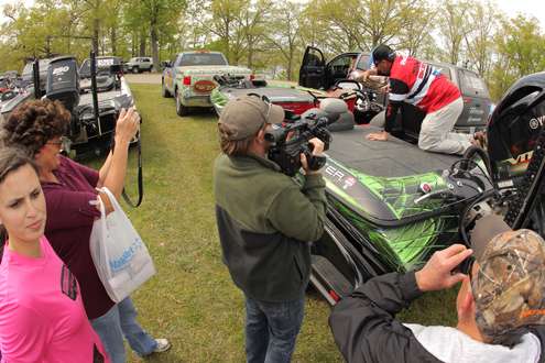<p>2013 Bassmaster Classic champion Cliff Pace is surrounded by fans.</p>
