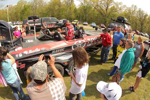 <p>Mike Iaconelli spends time among the fans.</p>
