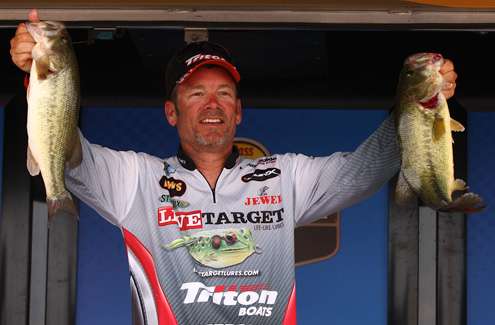 <p>Stephen Browning is a top Elite Series angler who excels on river systems. The pro has built a reputation for faring well in river systems where backwater systems are big part of the equation. Browning recently won the Central Open on the Red River at Shreveport. Despite the big title, Browningâs win and approach comes from his years of fishing small waters in Southeast Arkansas. </p>
