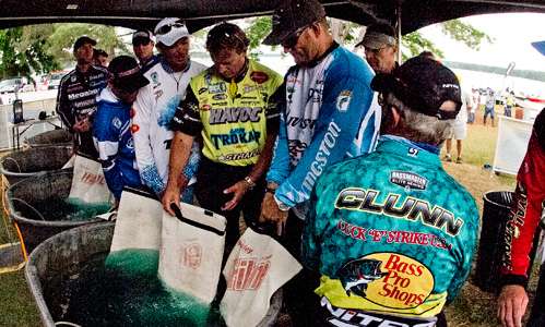 <p>All of the Day 4 anglers wanted to see Skeet Reeseâs bag.</p>
