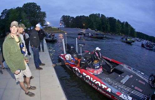 <p>Mike Iaconelli pushes away from the dock before takeoff.</p>
