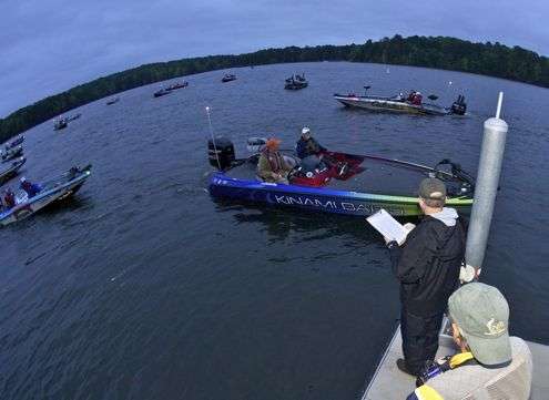 <p> </p>
<p>Trip Weldon barks the boat order as Steve Kennedy gets in line with his Kinami-wrapped boat. Kennedy grew up near here and won in 2011 on West Point with a four-day total of 64 pounds, 14 ounces.</p>
