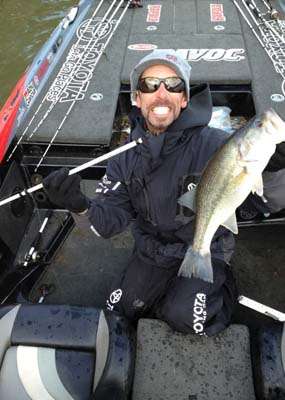 <p>It was early on Day One, and Michael Iaconelli was already up to his usual antics. Thankfully his Marshal, Richard Kiblinger, explained that Ike had snapped his rod landing this keeper. Otherwise, this was either a billiards lesson or a new take on sushi.</p>

