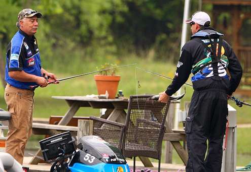 <p>DeFoe points out the problem to his co-angler...</p>
