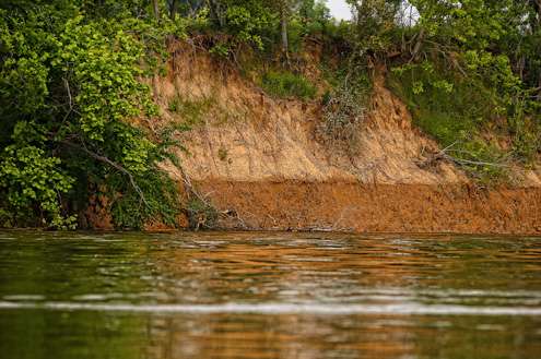 <p>This clay bank on the Alabama River indicates how much the river has dropped the past few days. </p>
